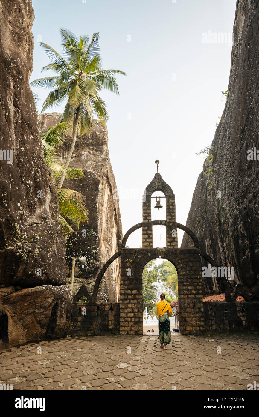 Personne à Aluviharaya Rock Cave Temple, Province, Sri Lanka Banque D'Images