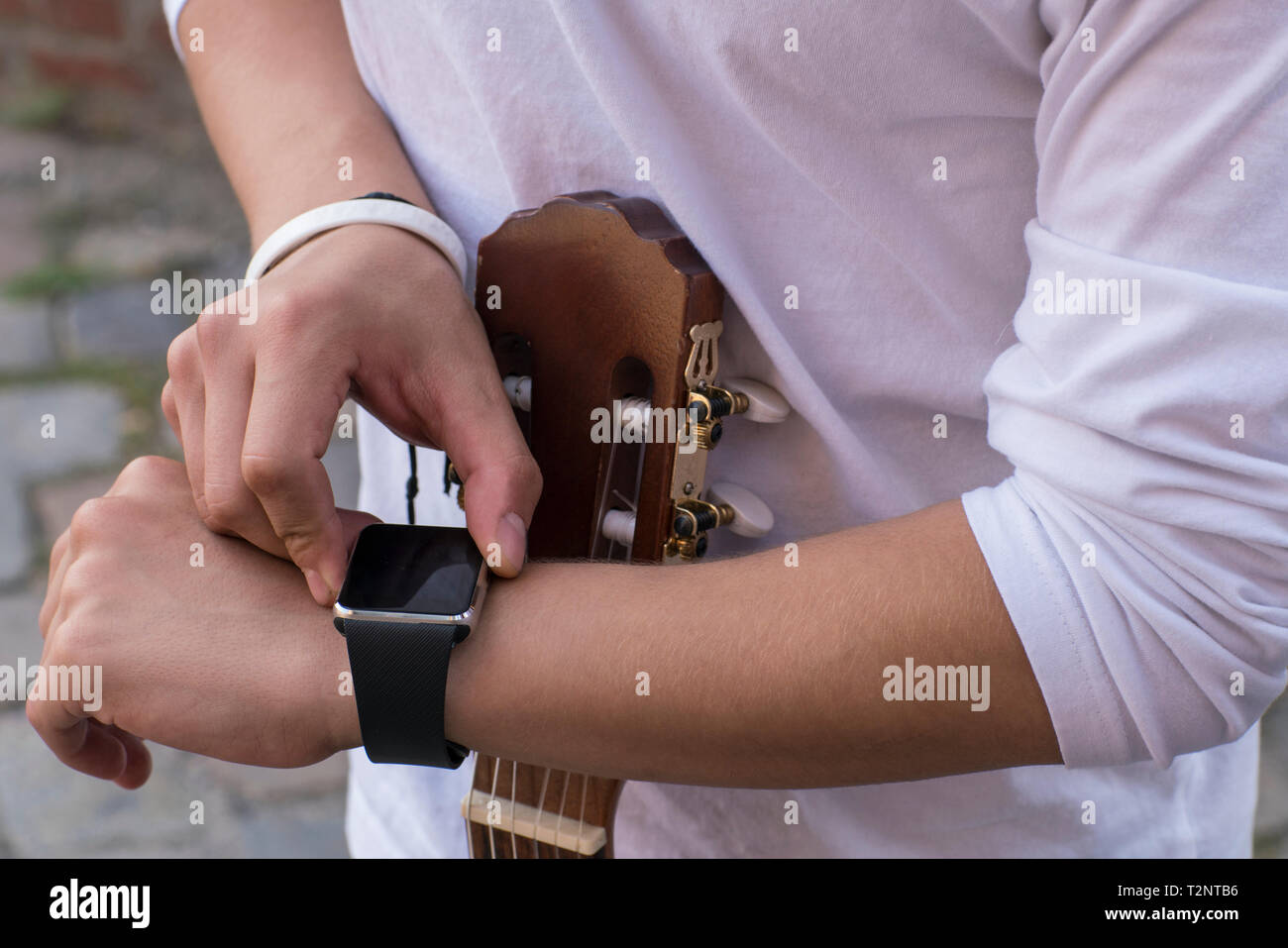 Boy contrôle smartwatch Banque D'Images