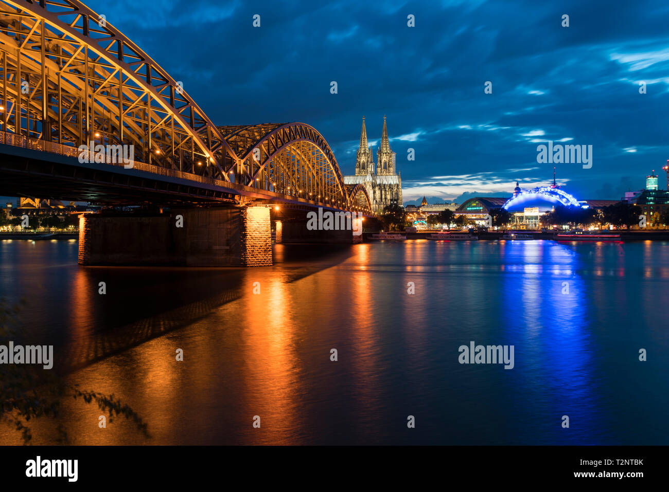 Cathédrale du Dôme, pont Hohenzollern et théâtre le long du Rhin à Cologne, nuit, Nordrhein-Westfalen, Allemagne Banque D'Images