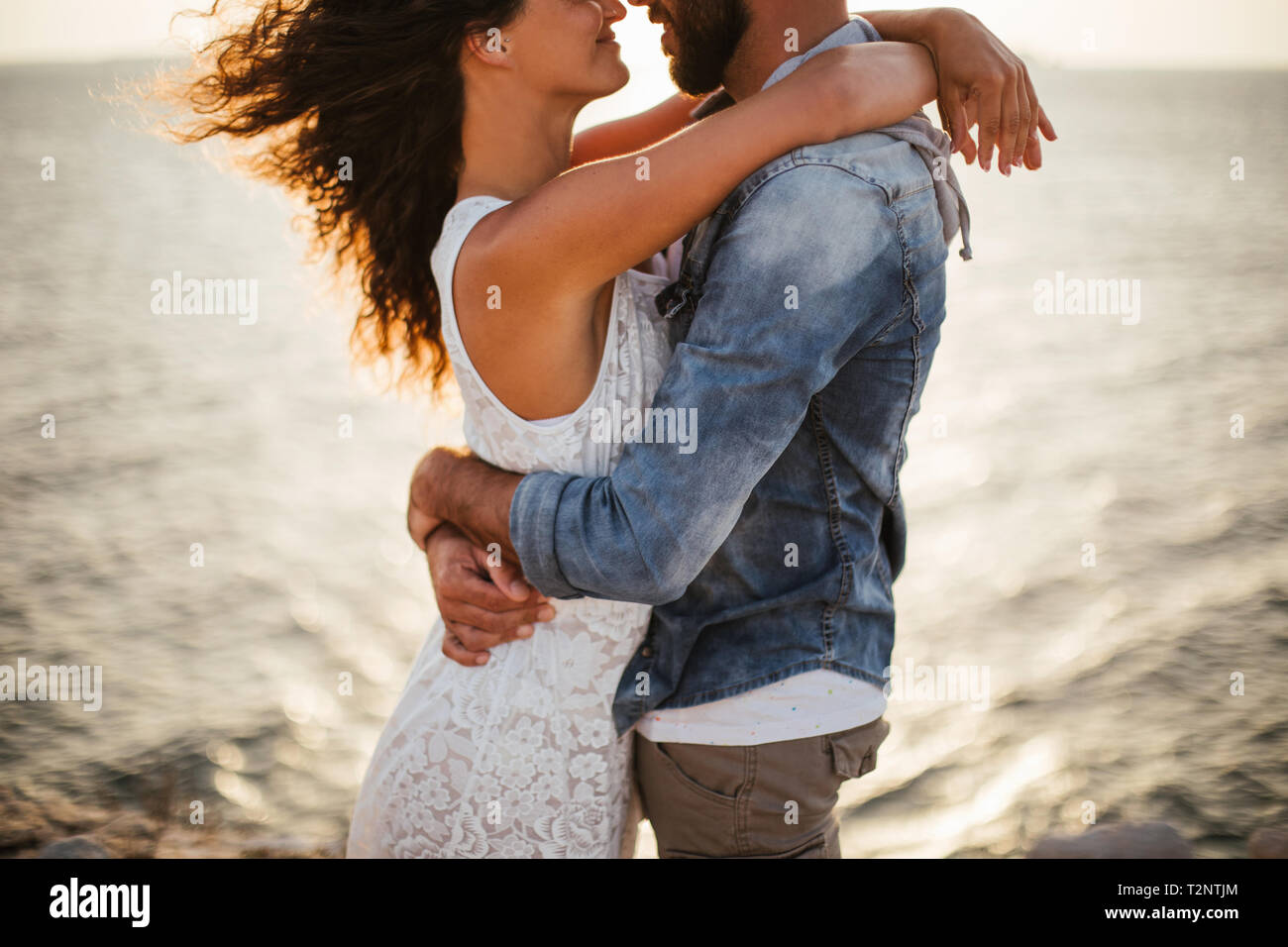 Romantic couple hugging on coast, mid section, Santa Teresa Gallura, Sardaigne, Italie Banque D'Images