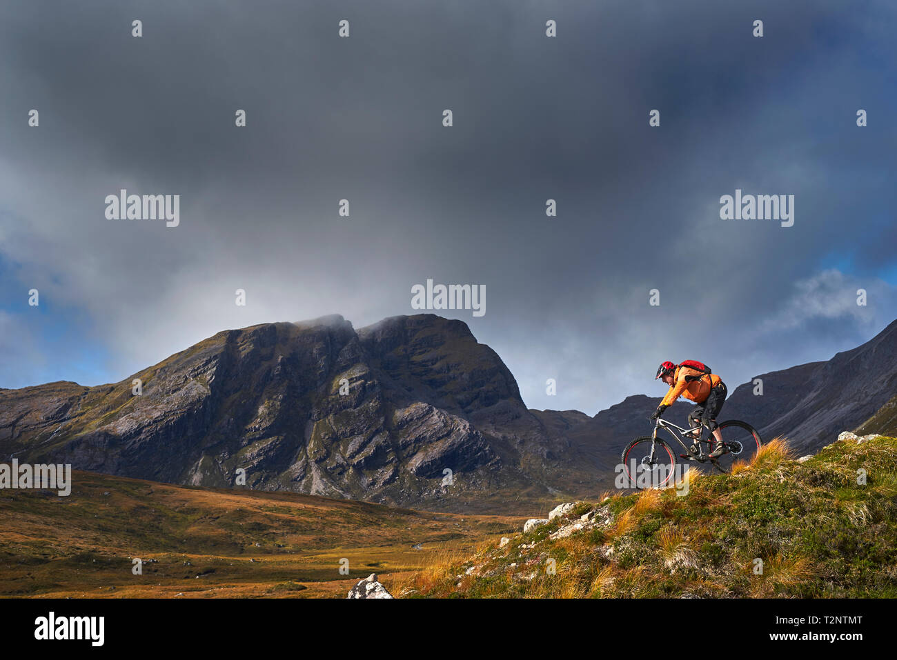 Vélo de montagne VTT homme paysage de montagne, vers le bas, Achnasheen Highlands, Ecosse Banque D'Images