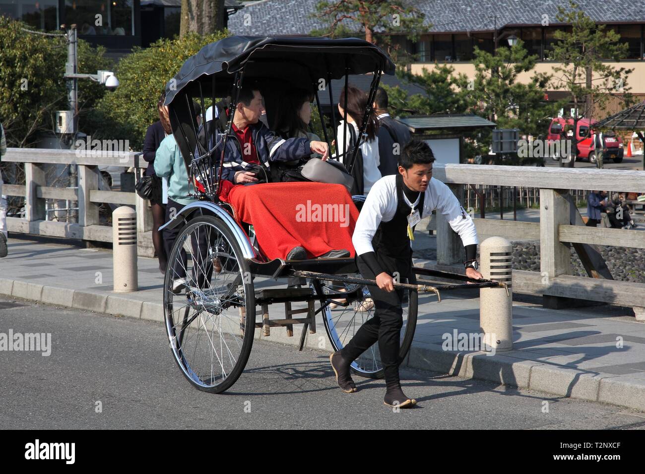 KYOTO, JAPON - 17 avril 2012 : les visiteurs monter un pousse-pousse dans de Arashiyama, Kyoto, Japon. L'Arashiyama est le lieu désigné de la beauté et Banque D'Images