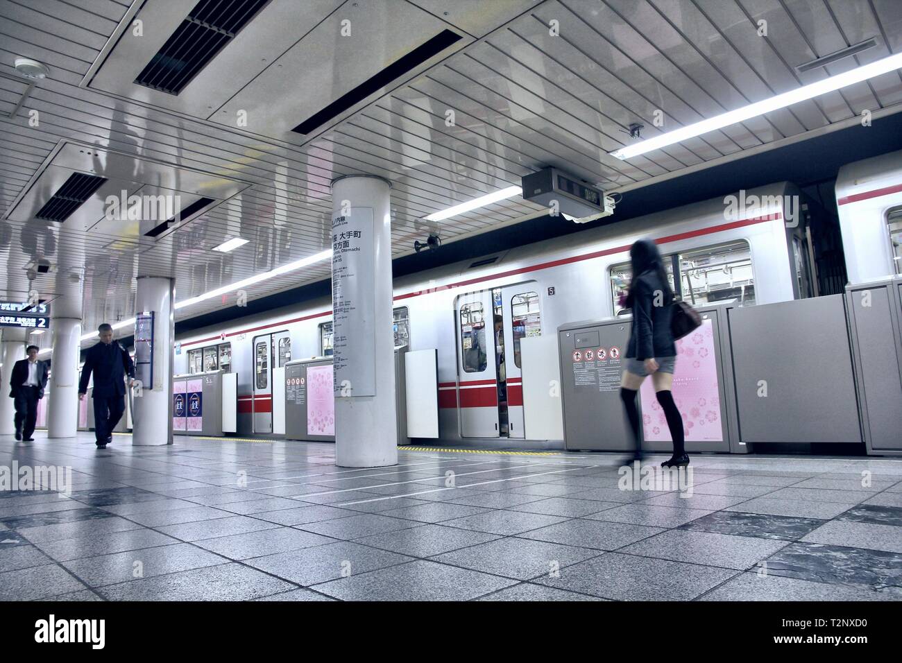 TOKYO, JAPON - 13 avril 2012 : Les gens de Tokyo en métro. Avec plus de 3,1 milliards de passagers annuels des manèges, métro de Tokyo est le plus achalandé worldwid Banque D'Images