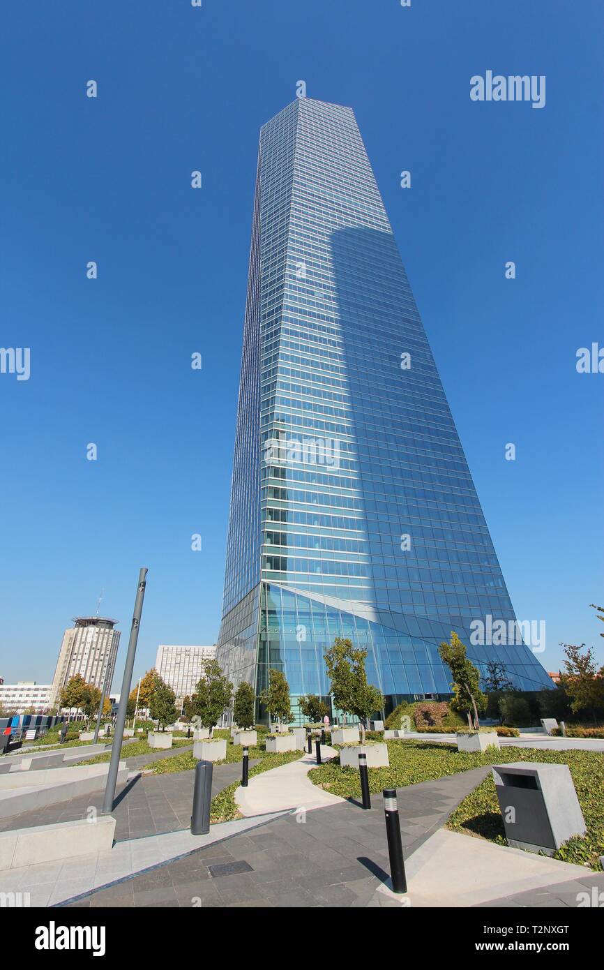 MADRID, ESPAGNE - 23 octobre 2012 : Torre de Cristal gratte-ciel de Madrid. Torre de Cristal est le 2ème plus haut bâtiment de l'Espagne (en 2013), il est de 249 Banque D'Images