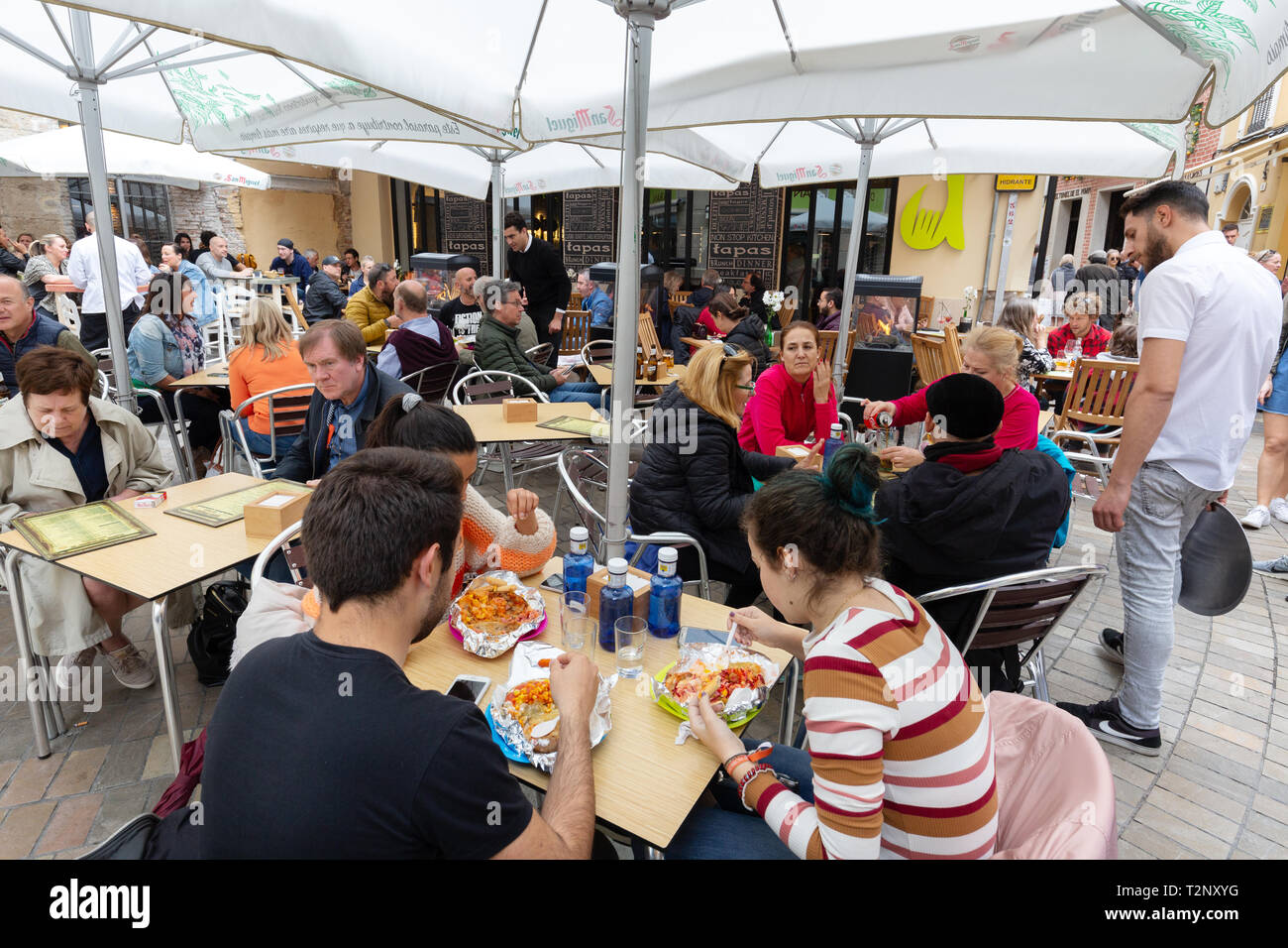 Bar à Tapas de Malaga - les personnes mangeant au D'Platos restaurant à tapas et bar, vieille ville de Malaga, Andalousie Espagne Banque D'Images