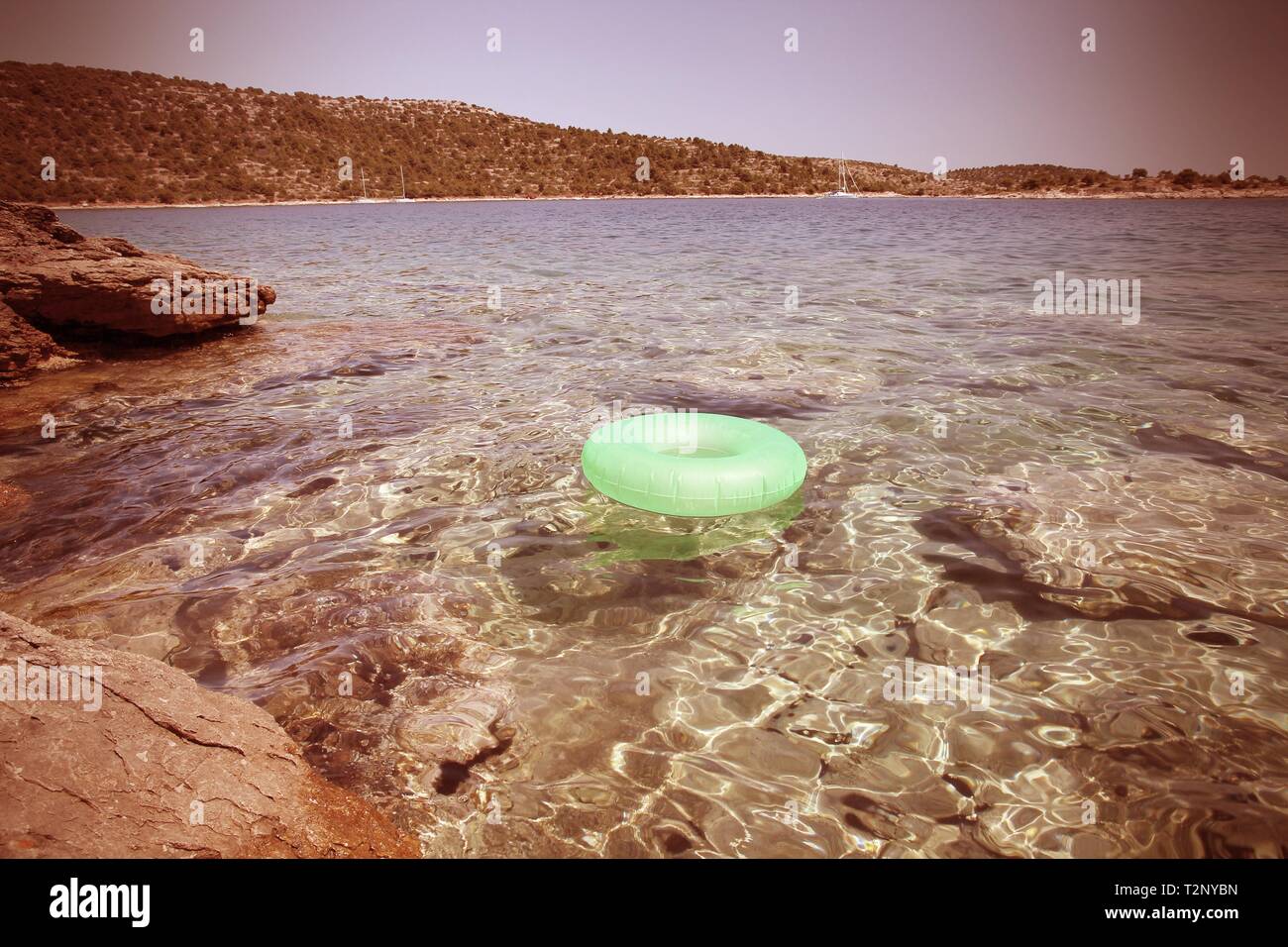 Croatie - paysage de la côte de Dalmatie. Plage de l'île de Murter - Mer Adriatique. Les couleurs traitées - style retro filtered tone. Banque D'Images