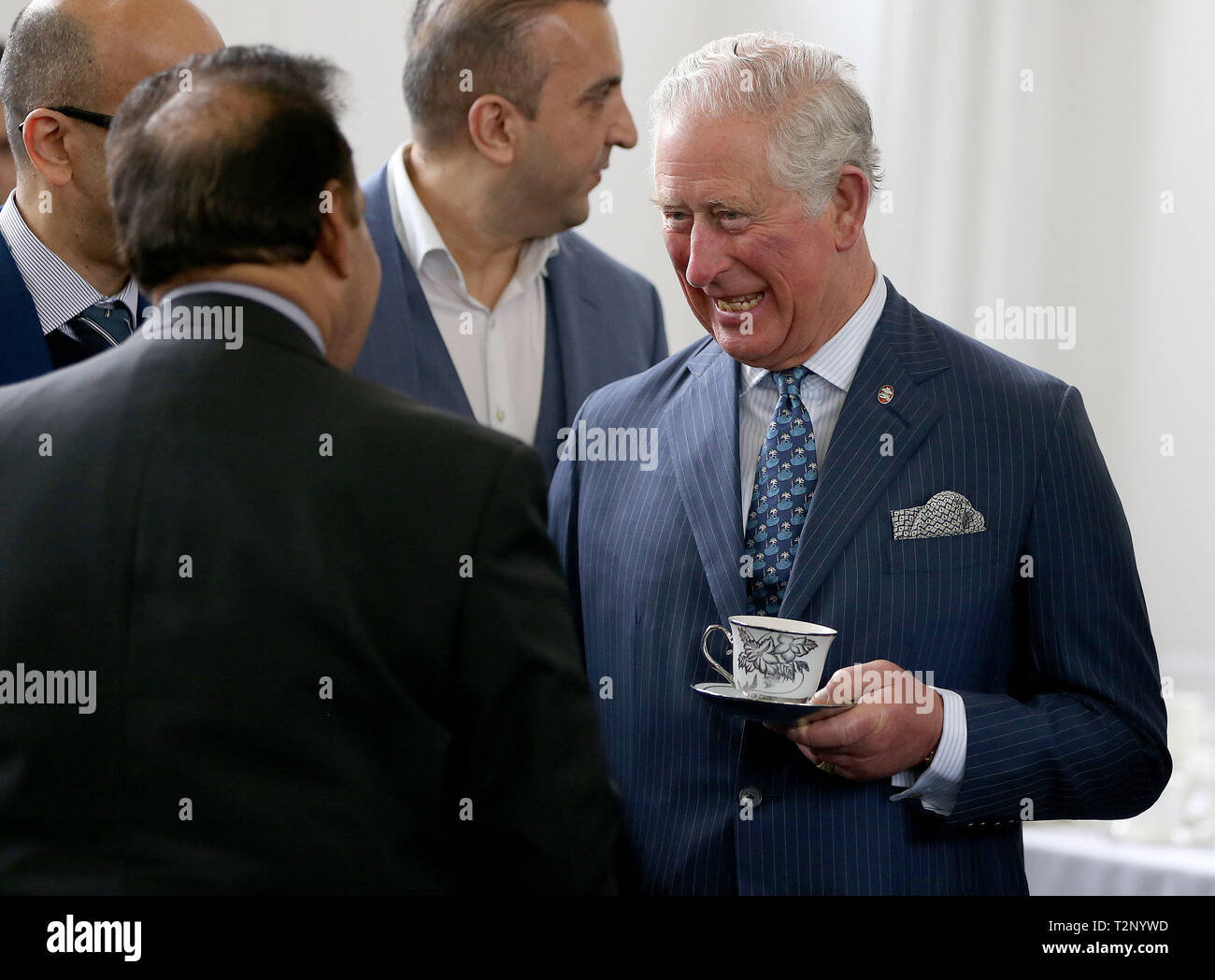 Le Prince de Galles lors d'une visite au Centre du patrimoine musulman britannique à Manchester, où il a rencontré des membres de la communauté musulmane et appris sur le programme du centre de l'éducation et des initiatives communautaires. Banque D'Images