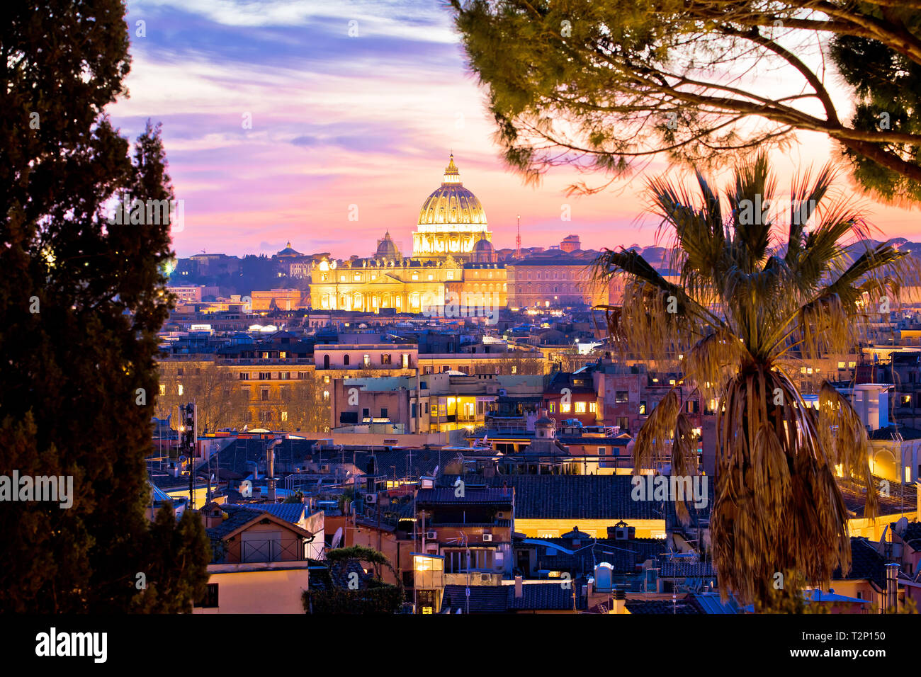 Les toits de Rome et le dôme de la Basilique Papale de Saint Pierre dans la Cité du Vatican soir vue, capitale de l'Italie Banque D'Images