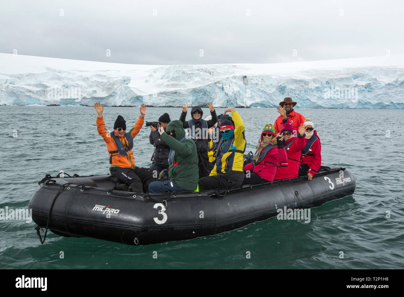 Touristes sud-coréens sur un zodiac expédition à Yankee Harbour, la péninsule antarctique, Banque D'Images