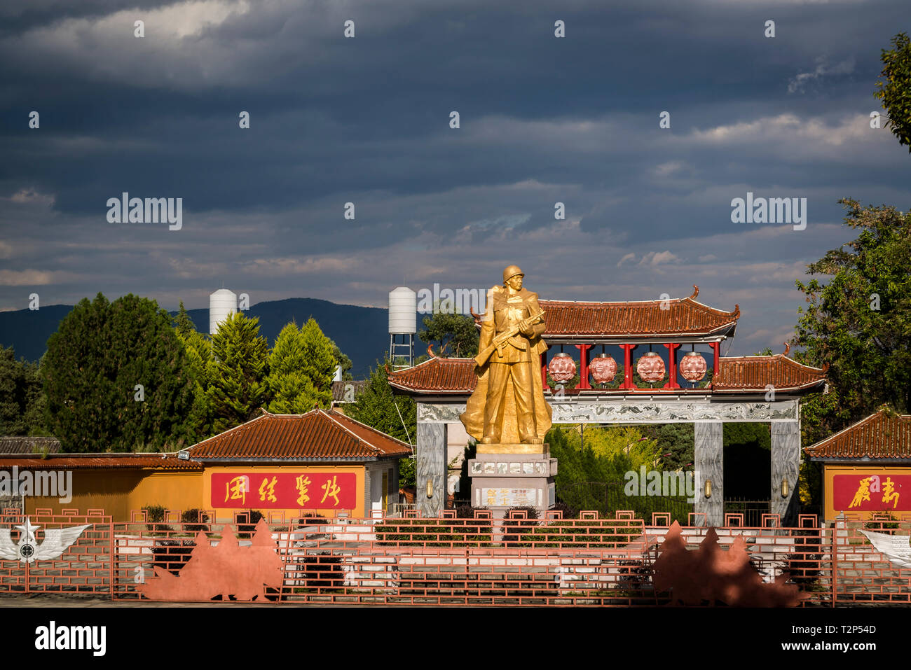 Statue en or d'un soldat communiste, la vieille ville de Dali, Yunnan Province, China Banque D'Images