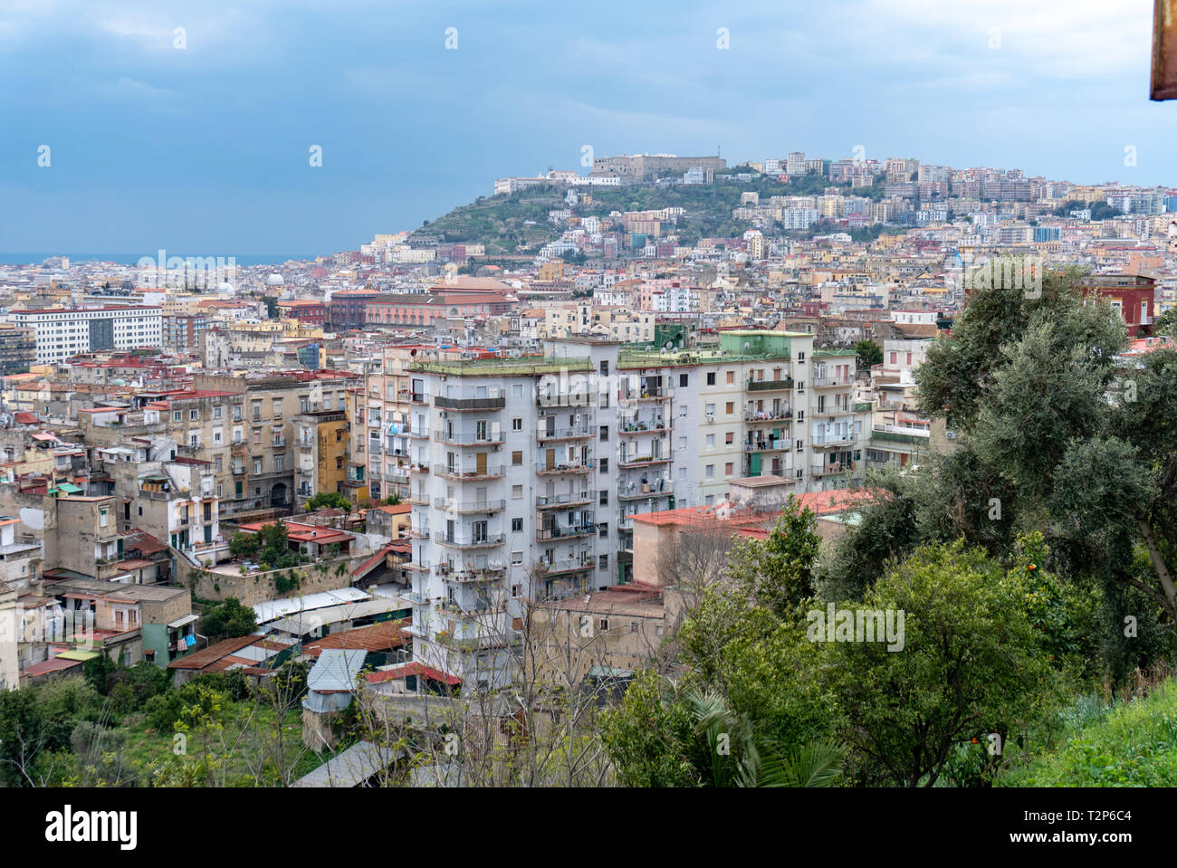 Napoli, la Collina del Vomero, con Castel Sant'Elmo e la Certosa di San Martino, vista da Capodimonte. Dans basso il quartiere stella Banque D'Images