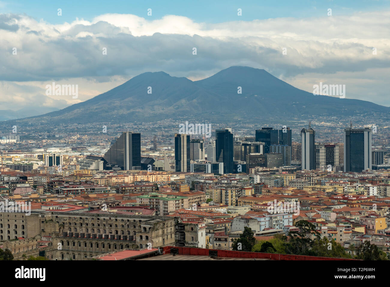 Napoli, veduta sul Centro Direzionale, sinistra l'ospedale dei poveri. Sullo sfondo onnipresente il Vesuvio Banque D'Images