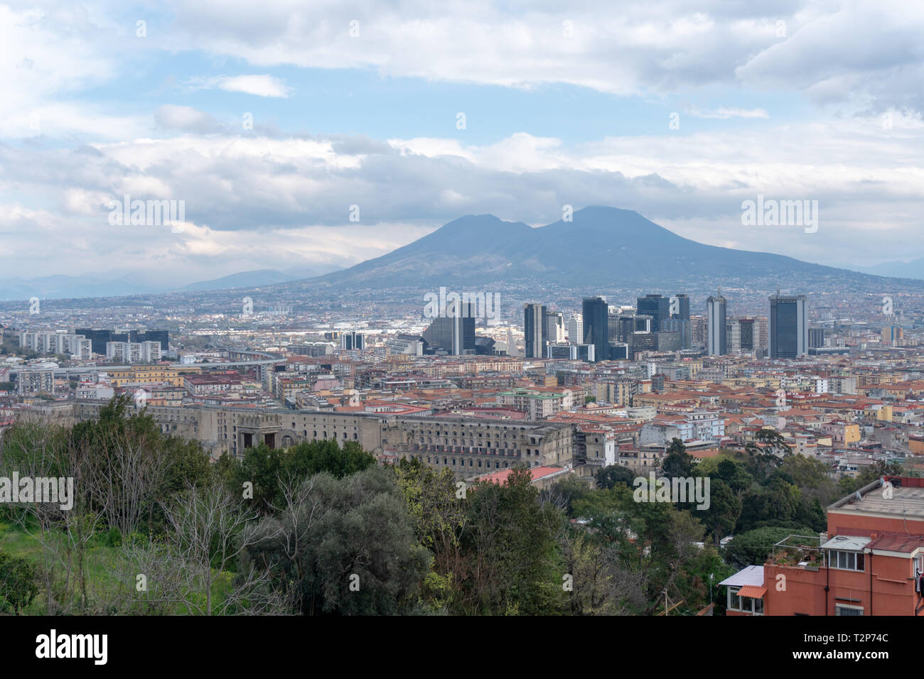 Napoli, veduta sul Centro Direzionale, sinistra l'ospedale dei poveri. Sullo sfondo onnipresente il Vesuvio Banque D'Images