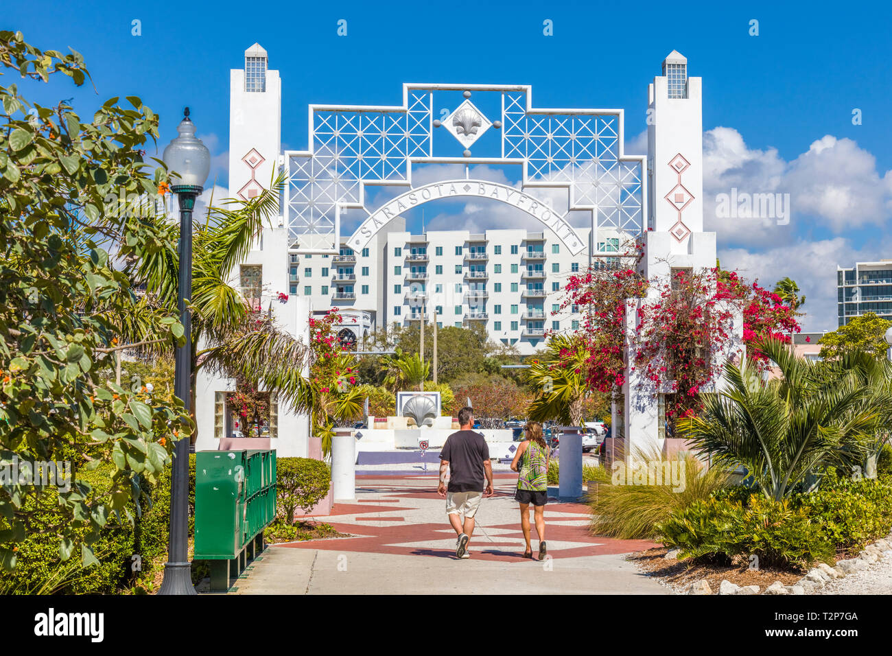 Couple en train de marcher à l'entrée de Sarasota Bayfront Park à Sarasota en Floride aux États-Unis Banque D'Images