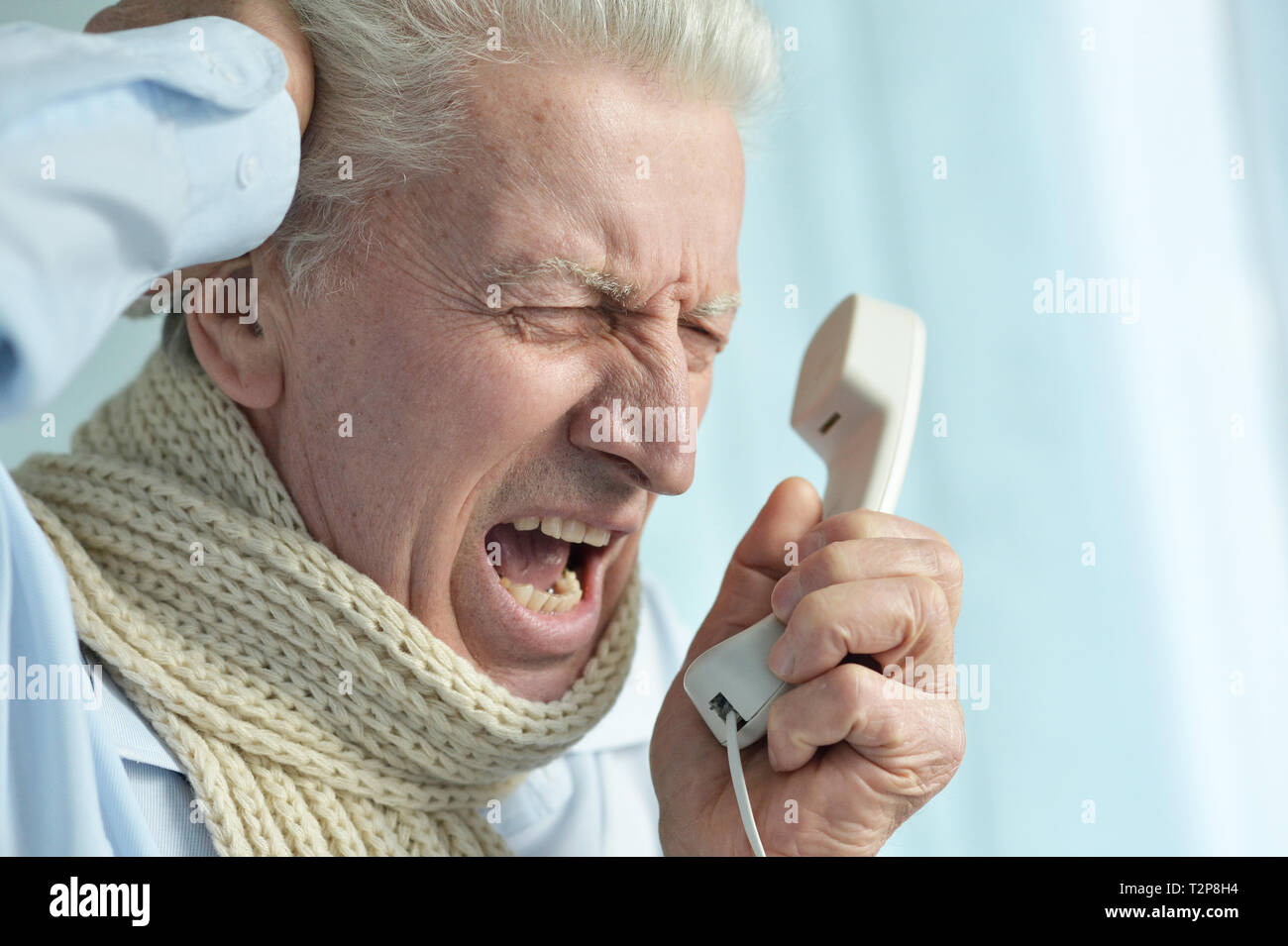 En colère contre les mauvais senior man screaming on phone Banque D'Images