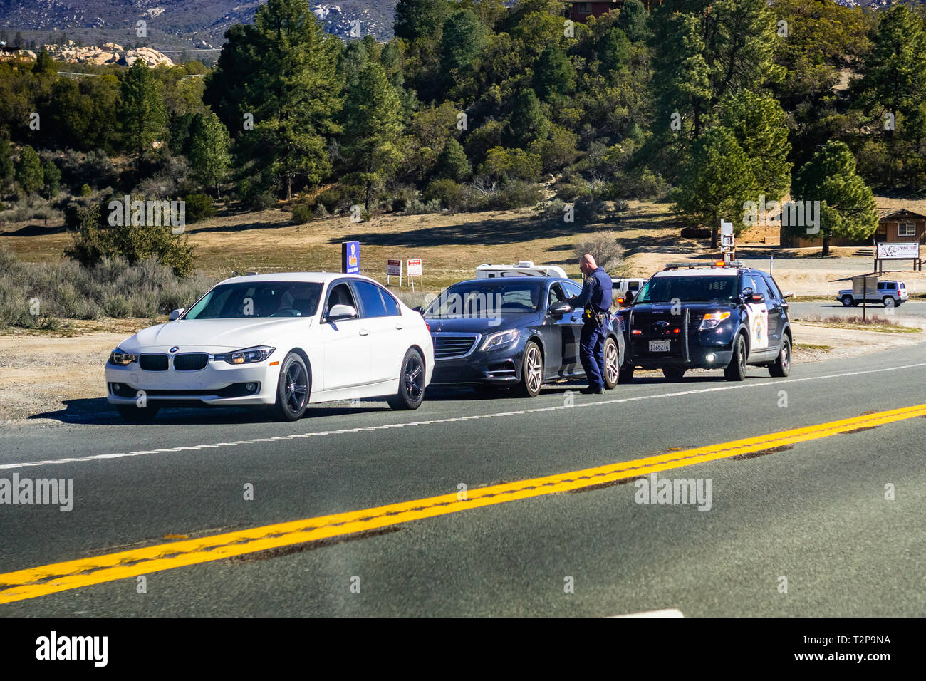 17 mars 2019 Idyllwild / CA / USA - voitures arrêtées sur le côté droit de la route par le Highway Patrol Banque D'Images