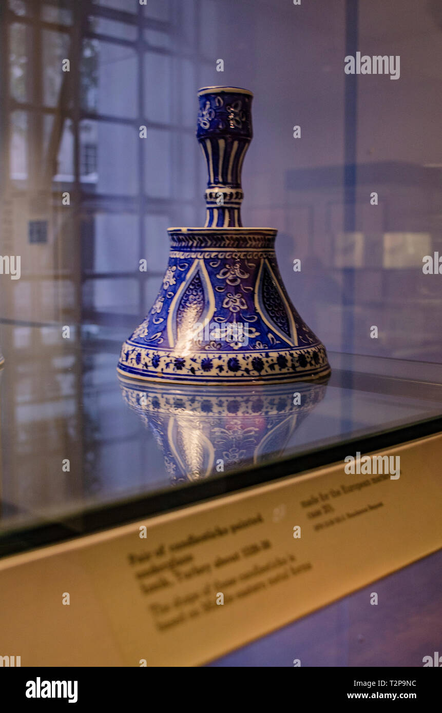 Paire de chandeliers. Iznik, Empire Ottoman. Sur 936 de l'Hégire / AD 1530. Le bleu et blanc céramique sous glaçure. Banque D'Images