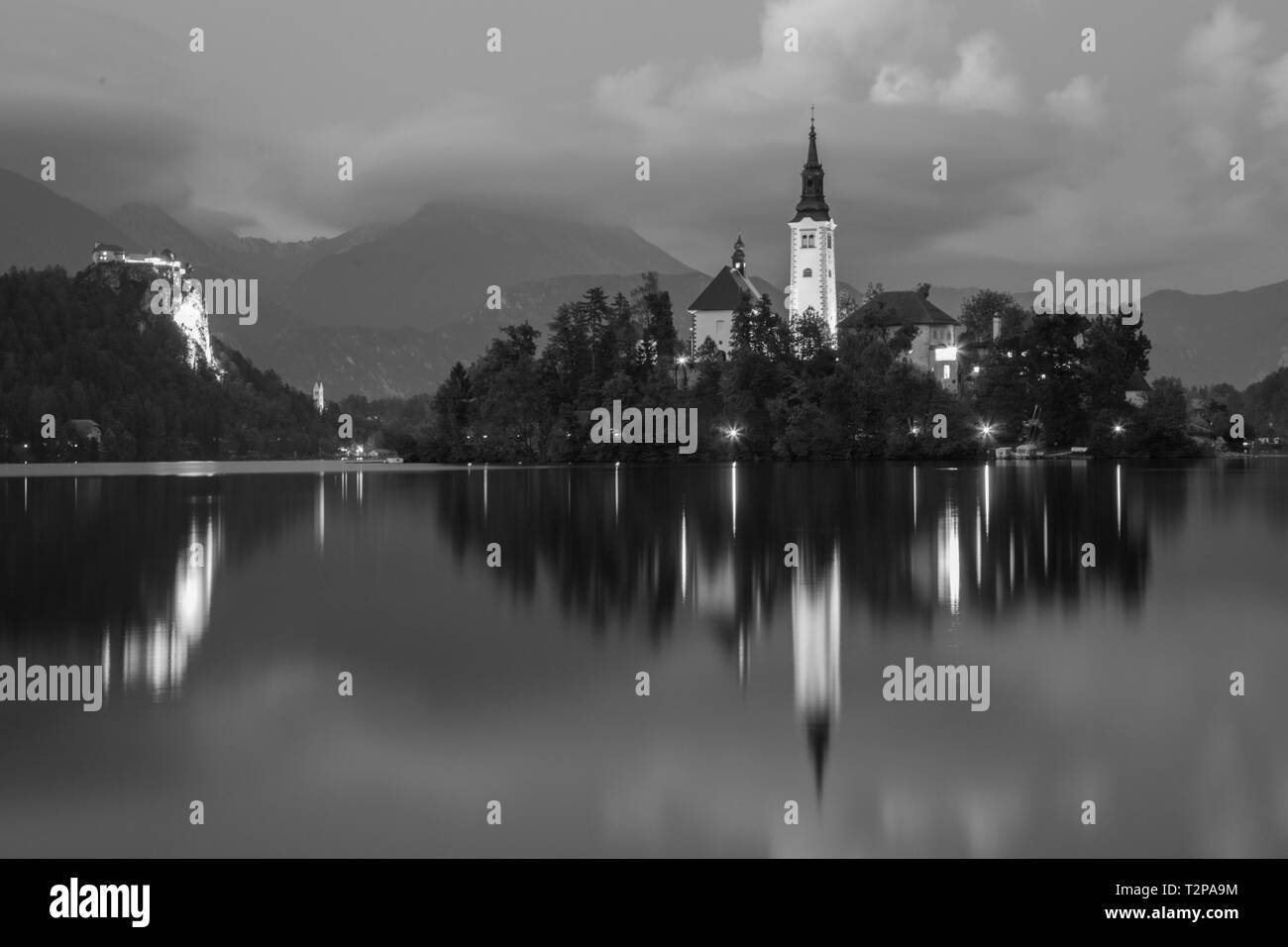 L'étonnant lac de Bled avec l'église de l'île et démontré chez un doux ciel magnifique. Banque D'Images