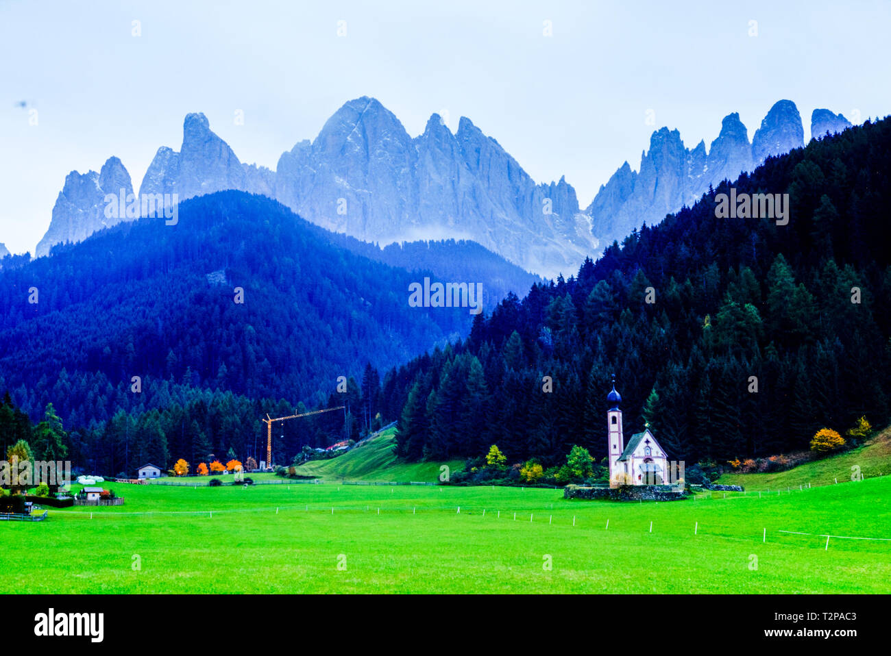 La magnifique église de style autrichien se situe en dessous de l'Italie du Nord dans les Dolomites du sud de collines Tyrols, Val Di Funes Banque D'Images