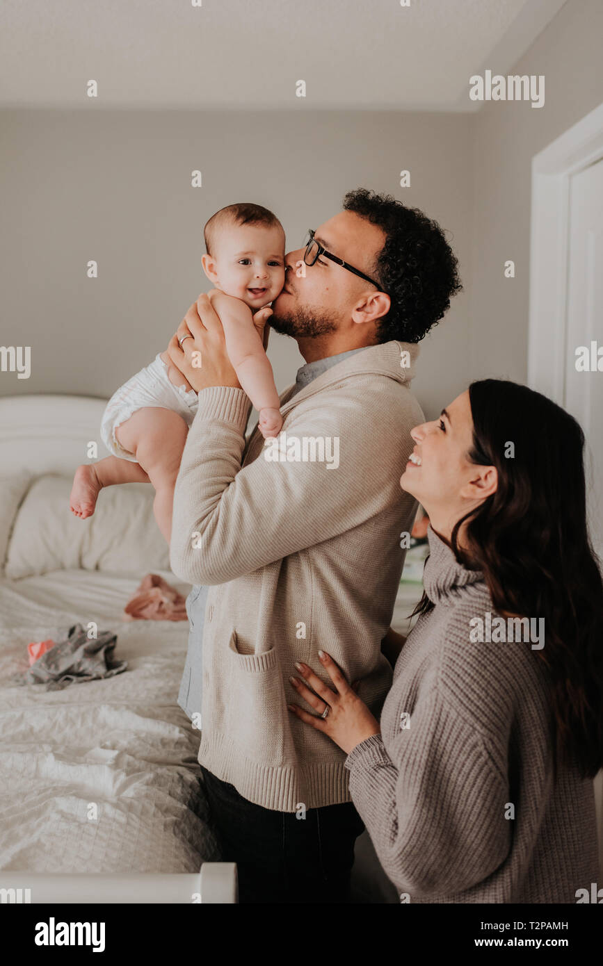 Couple avec sa petite fille à couches Banque D'Images