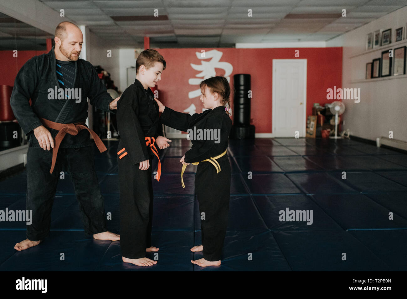 Coach et les élèves pratiquer les arts martiaux en studio Banque D'Images