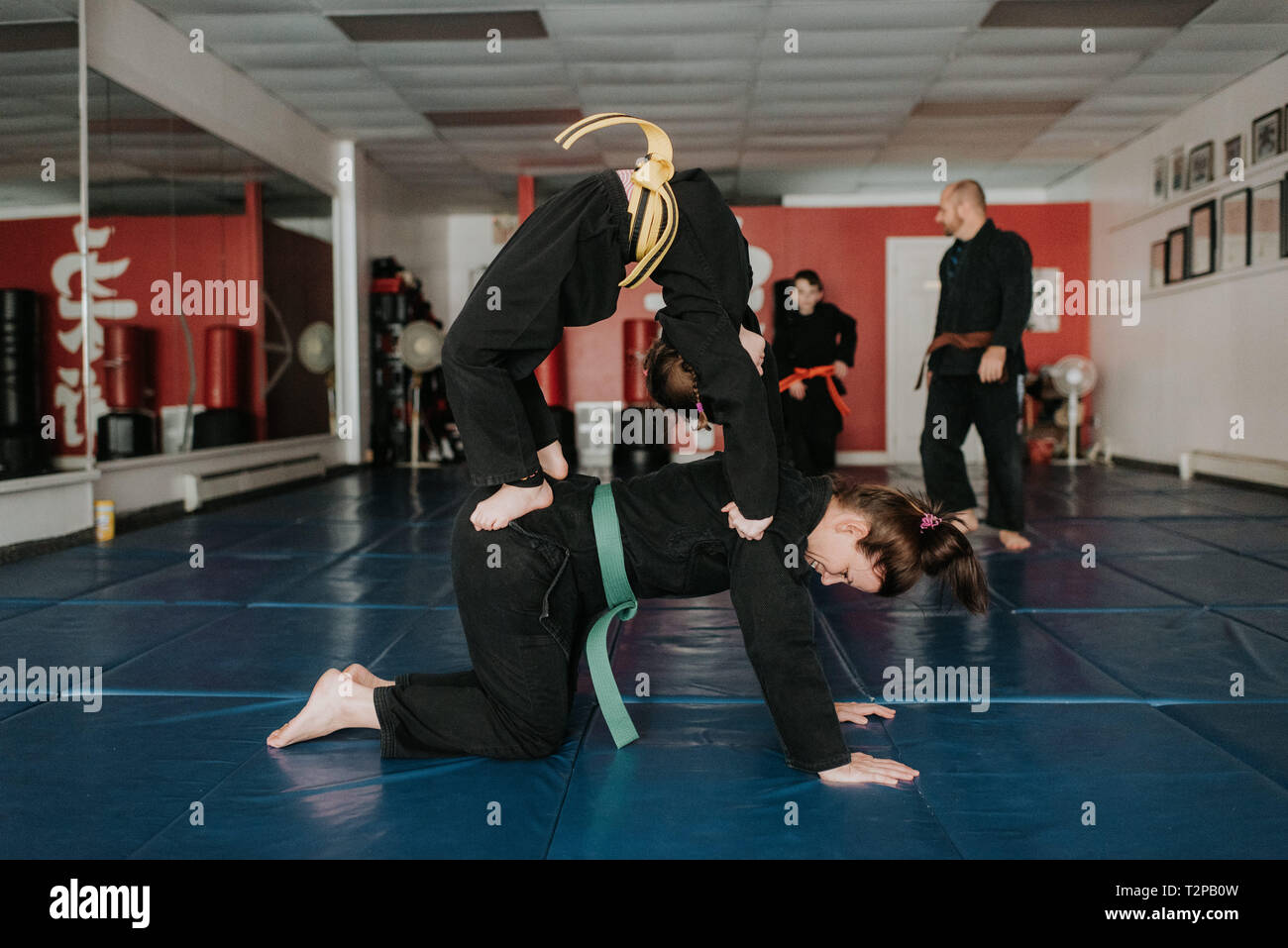 Coach et les élèves pratiquer les arts martiaux en studio Banque D'Images