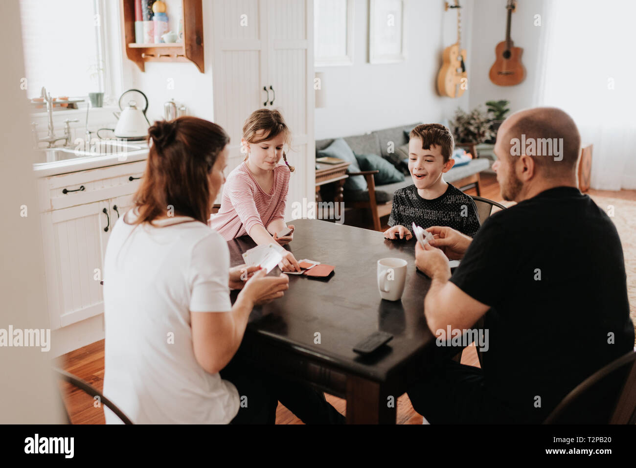 Famille de quatre cartes à jouer dans la cuisine Banque D'Images