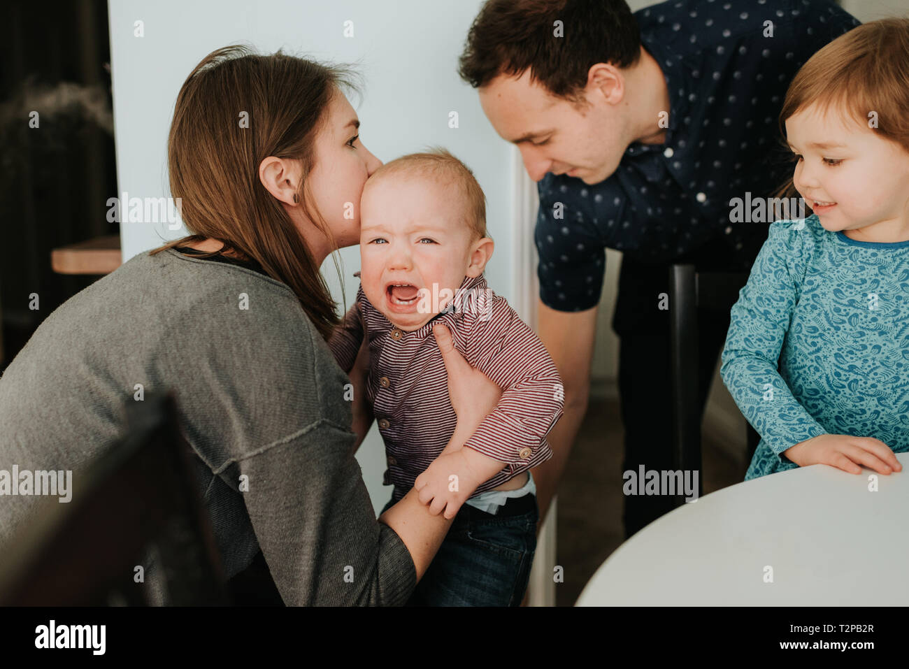 Couple avec enfant fille et bébé qui pleure son in living room Banque D'Images
