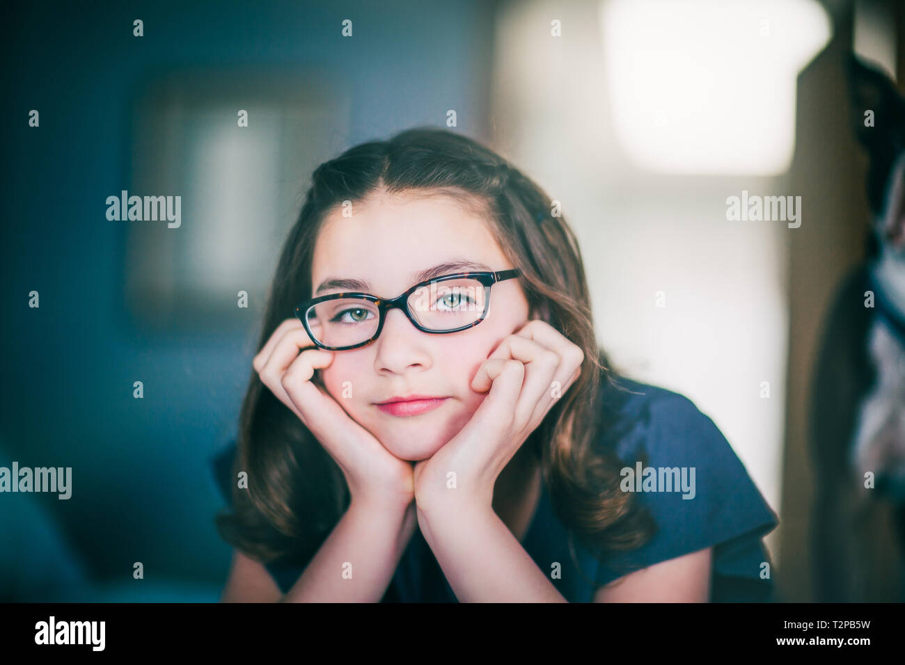 Girl daydreaming on bed Banque D'Images