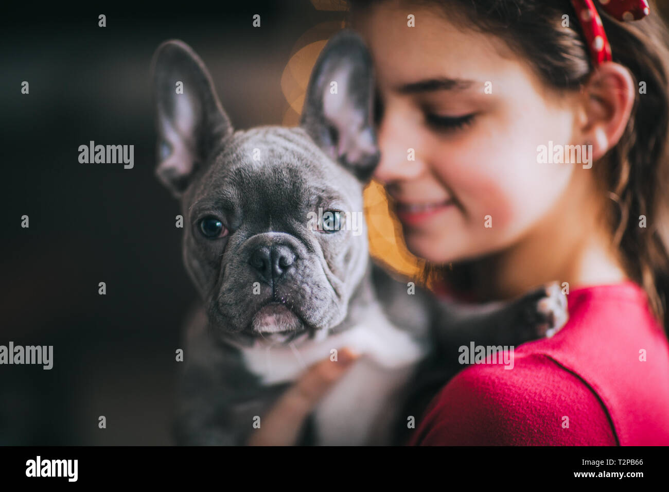 Girl hugging dog pet Banque D'Images