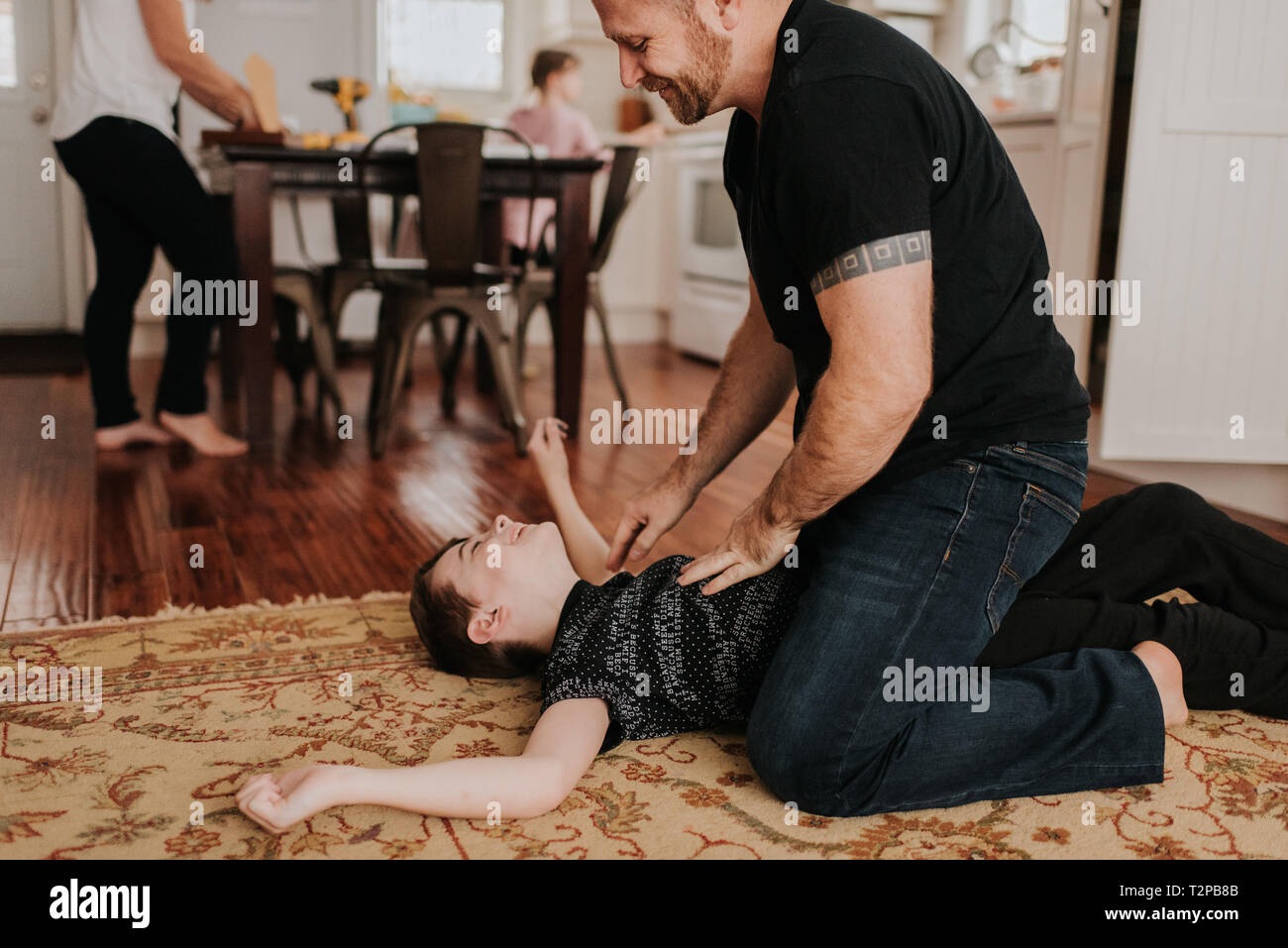 Père et fils sur un tapis de lutte à la maison Banque D'Images