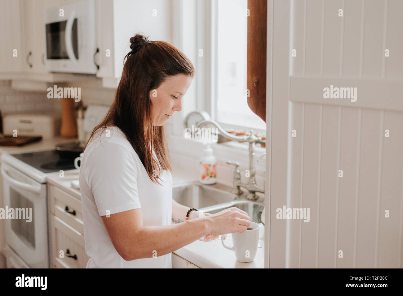 Femme faire du thé dans la cuisine Banque D'Images