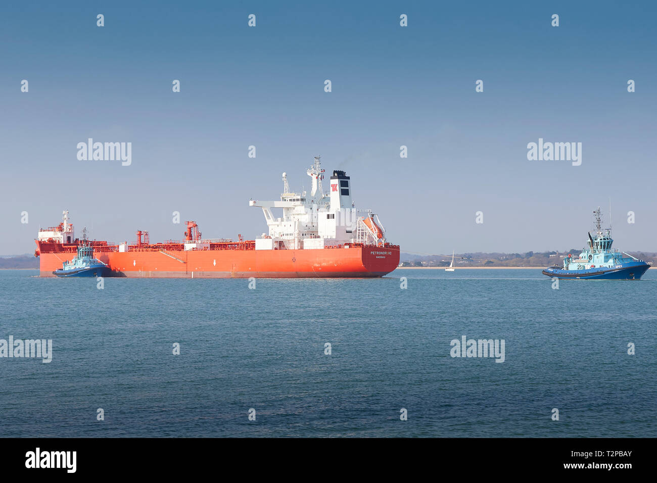 Les pétroliers (pétrolier navette), PETRONORDIC, escorté par 2 remorqueurs, s'approche de la raffinerie de pétrole de Fawley, Southampton, UK. 28 Mars 2019 Banque D'Images