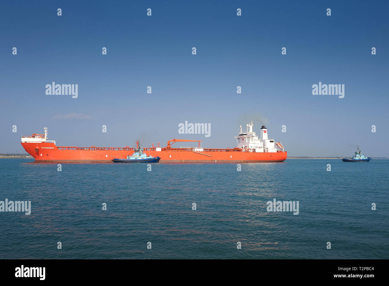 Les pétroliers (pétrolier navette), PETRONORDIC, escorté par 2 remorqueurs, s'approche de la raffinerie de pétrole de Fawley, Southampton, UK. 28 Mars 2019 Banque D'Images