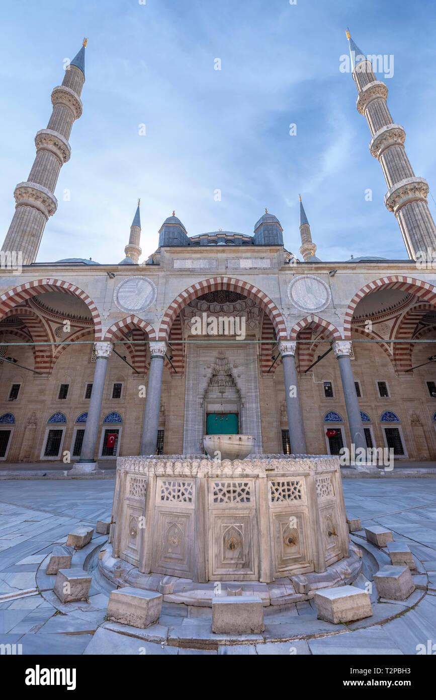 Cour intérieure de la mosquée Selimiye à Edirne, Turquie. UNESCO World Heritage Site. La mosquée a été commandée par le Sultan Selim II architecte Mimar Sinan Banque D'Images