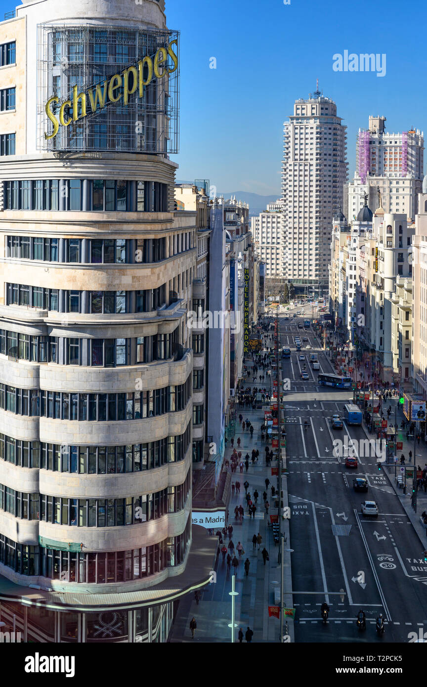 Recherche le long de la Gran Via à la Torre de Madrid sur la Plaza De Espania, avec le bâtiment de charogne dans la Plaza de Callao au premier plan je Banque D'Images