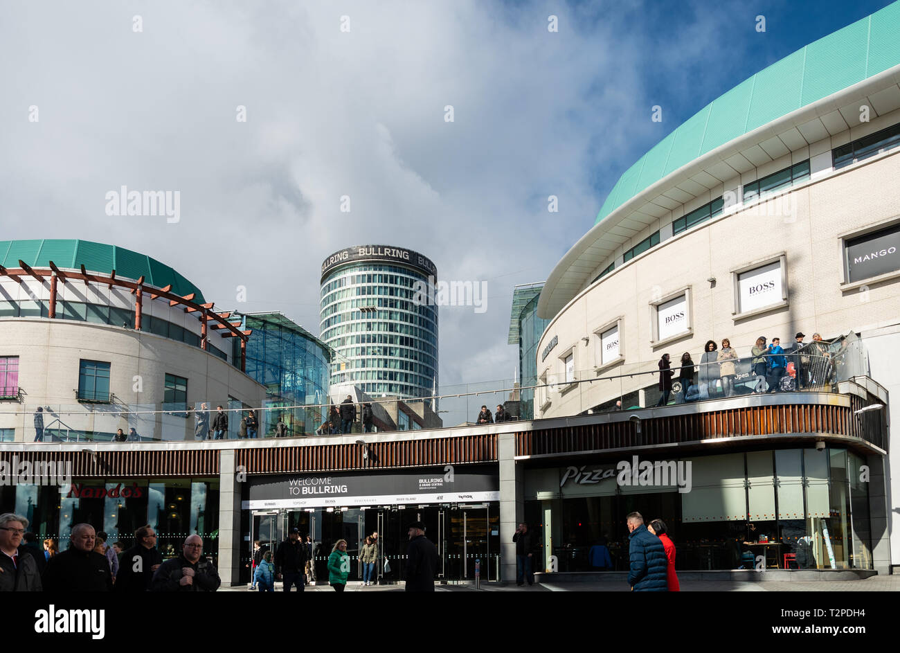Birmingham, Angleterre - le 17 mars 2019 : Shop fronts et l'entrée de l'arène avec la rotonde derrière eux dans la rue Park Banque D'Images