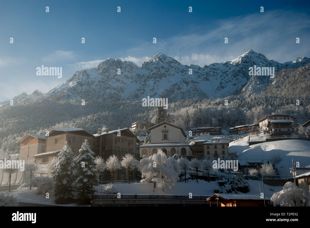 Villages de montagne après une chute de neige Banque D'Images