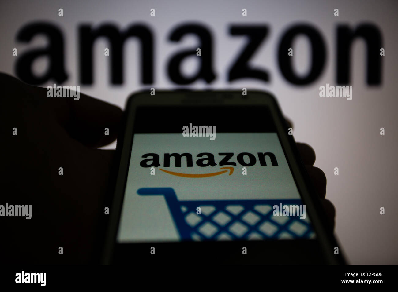 Amazon.com, multinationale américaine entreprise de technologie qui se concentre dans l'e-commerce, logo est affiché sur un écran de smartphone, le logo sur fond flou Banque D'Images