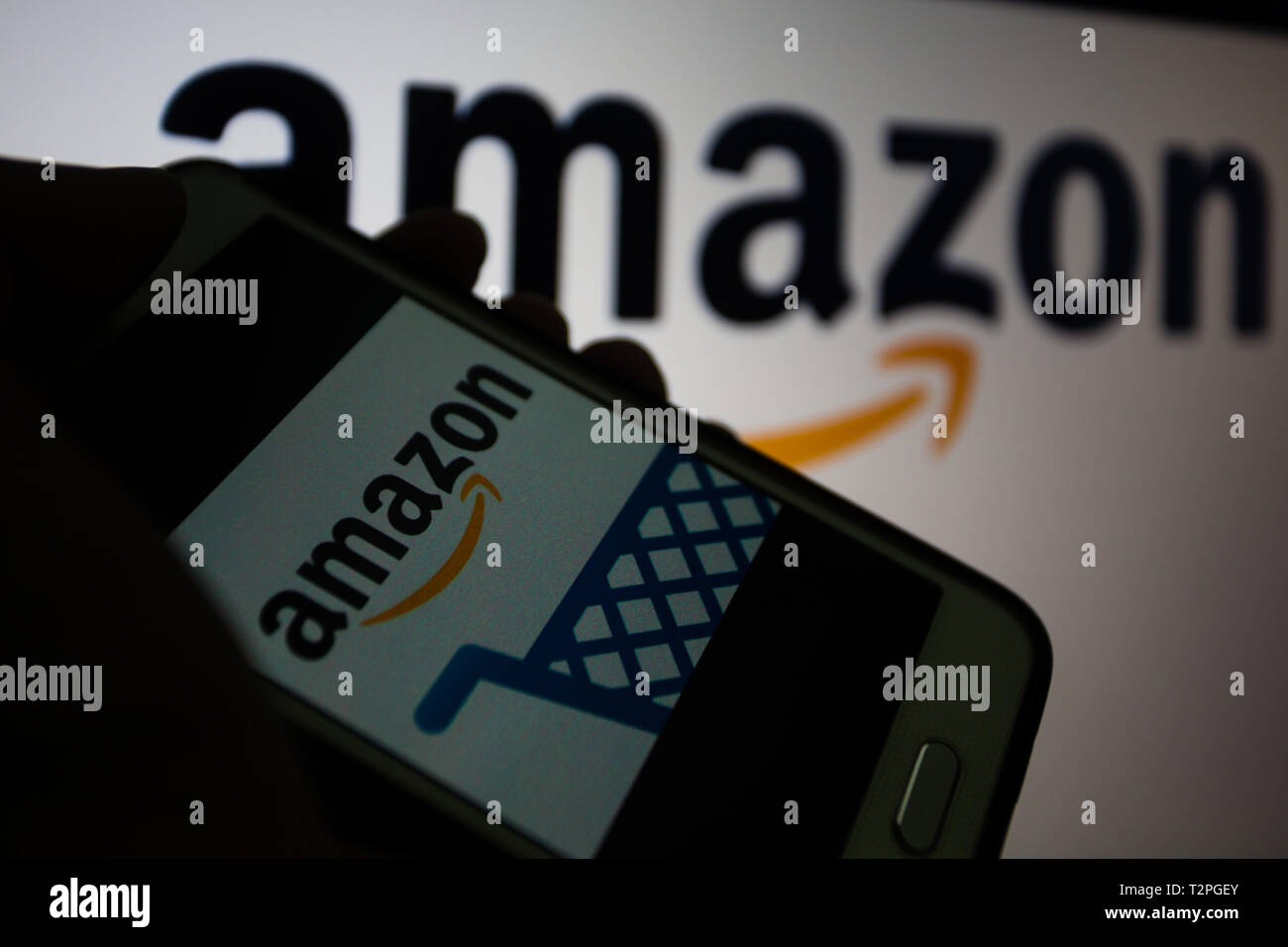 Amazon.com, multinationale américaine entreprise de technologie qui se concentre dans l'e-commerce, logo est affiché sur un écran de smartphone, le logo sur fond flou Banque D'Images