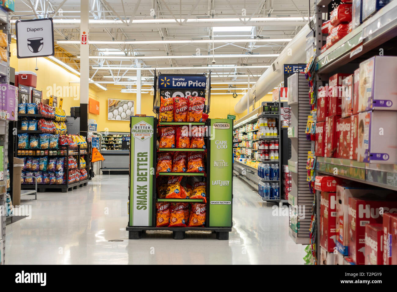 L'intérieur du magasin Walmart montrant des en-cas et des couches des allées. USA. Banque D'Images
