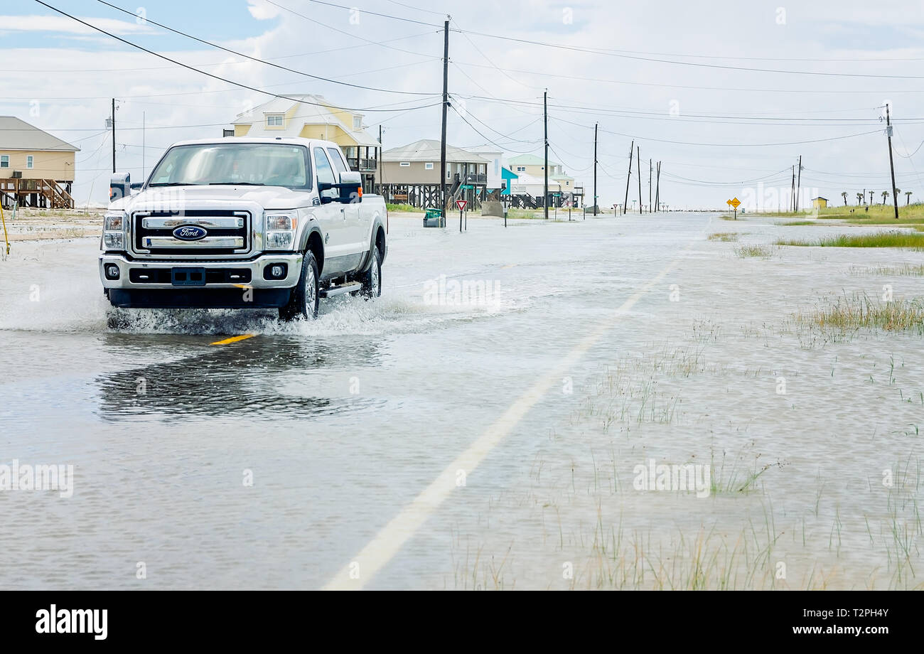 Un véhicule roule dans les eaux de crue sur l'extrémité ouest de Dauphin Island, le 4 septembre 2018, à Dauphin Island, Alabama. Banque D'Images