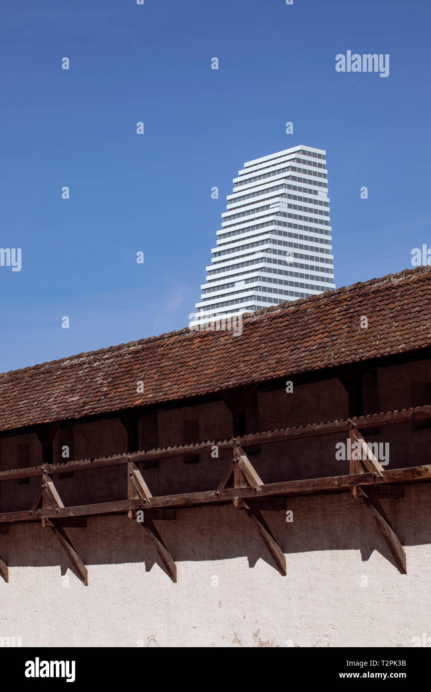 Vestiges de remparts médiévaux de la ville de Bâle et Roche Tower. La Suisse de Bâle. Banque D'Images