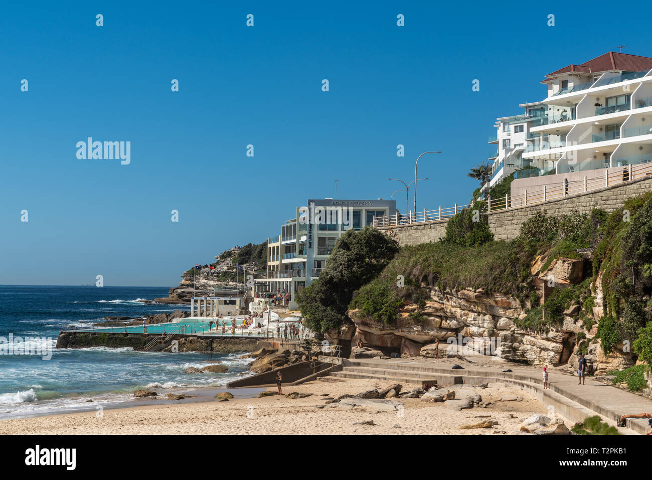 Sydney, Australie - 11 Février 2019 : Icebergs de Bondi Surf Club House et économies avec piscine, le long des falaises de la rive sud sur palth. Mer bleue et le ciel. Banque D'Images