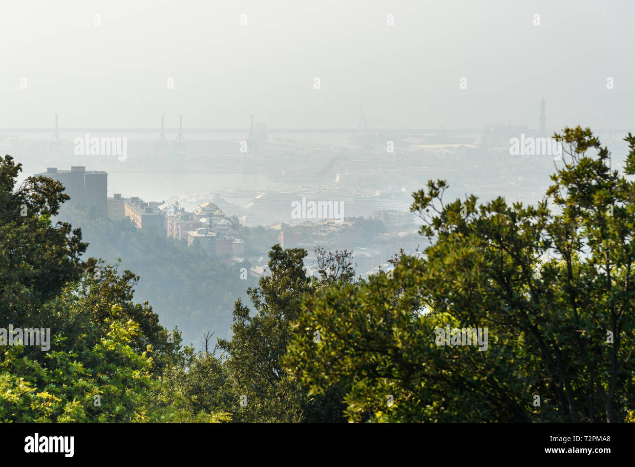 Vue de Gênes dans le brouillard de la montagne Peralto. Italie Banque D'Images