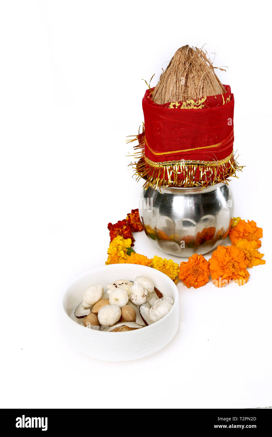 Kalash avec noix de coco et chunni avec décoration florale pour festival navratri. Photo de fruits secs dans le bol. Isolé sur le fond blanc. Banque D'Images