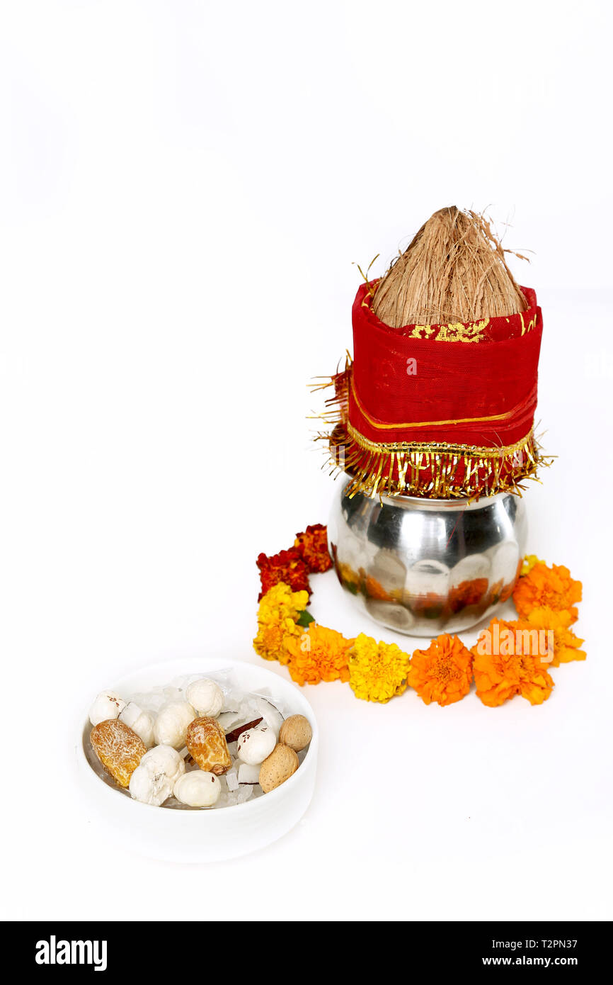 Kalash avec noix de coco et chunni avec décoration florale de navratri pooja. Photo d'dryfruit dans le bol. Isolé sur le fond blanc. Banque D'Images