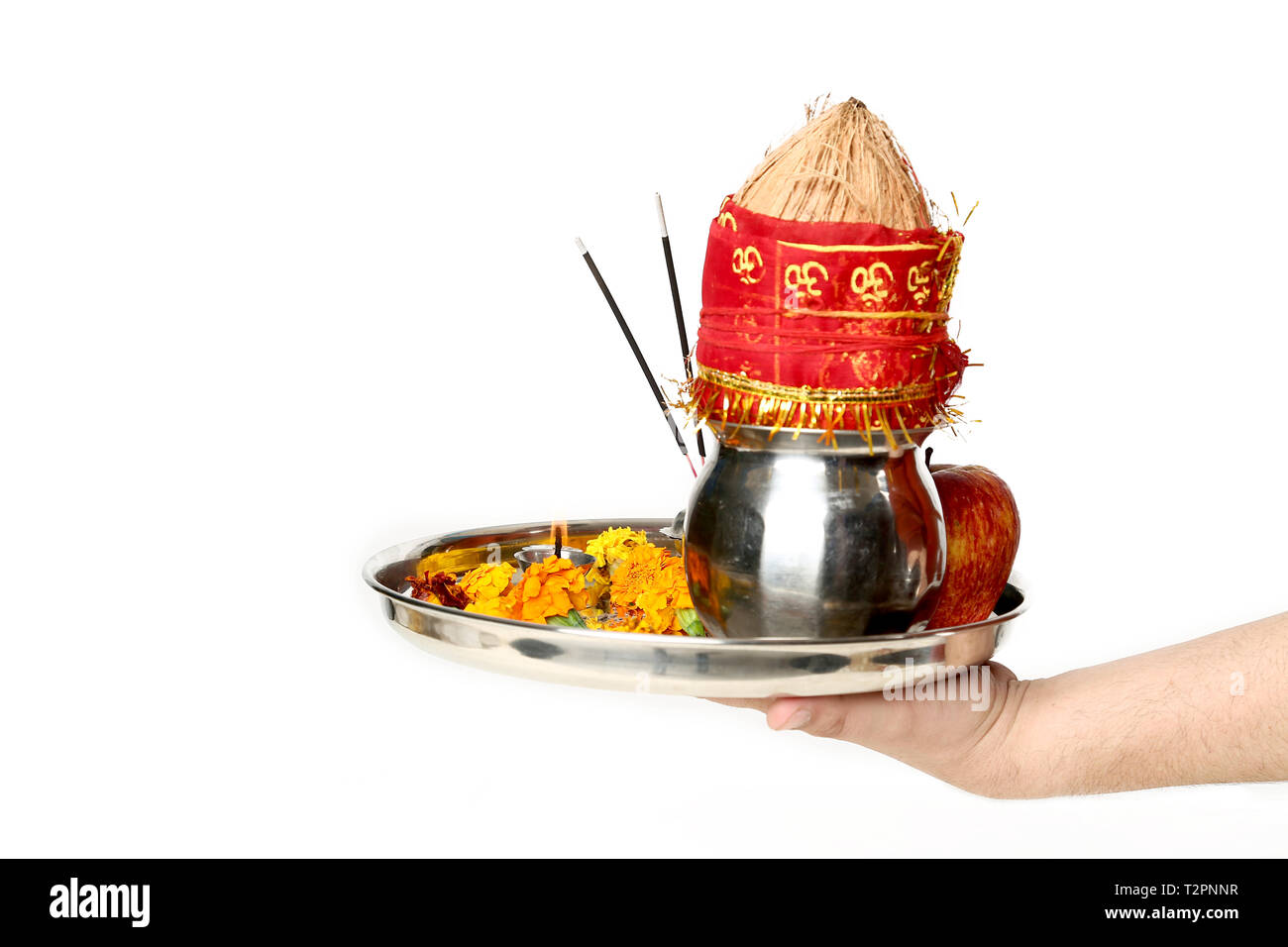 Photo de la main est holding pooja thali pour festival navratri. Isolé sur le fond blanc. Banque D'Images