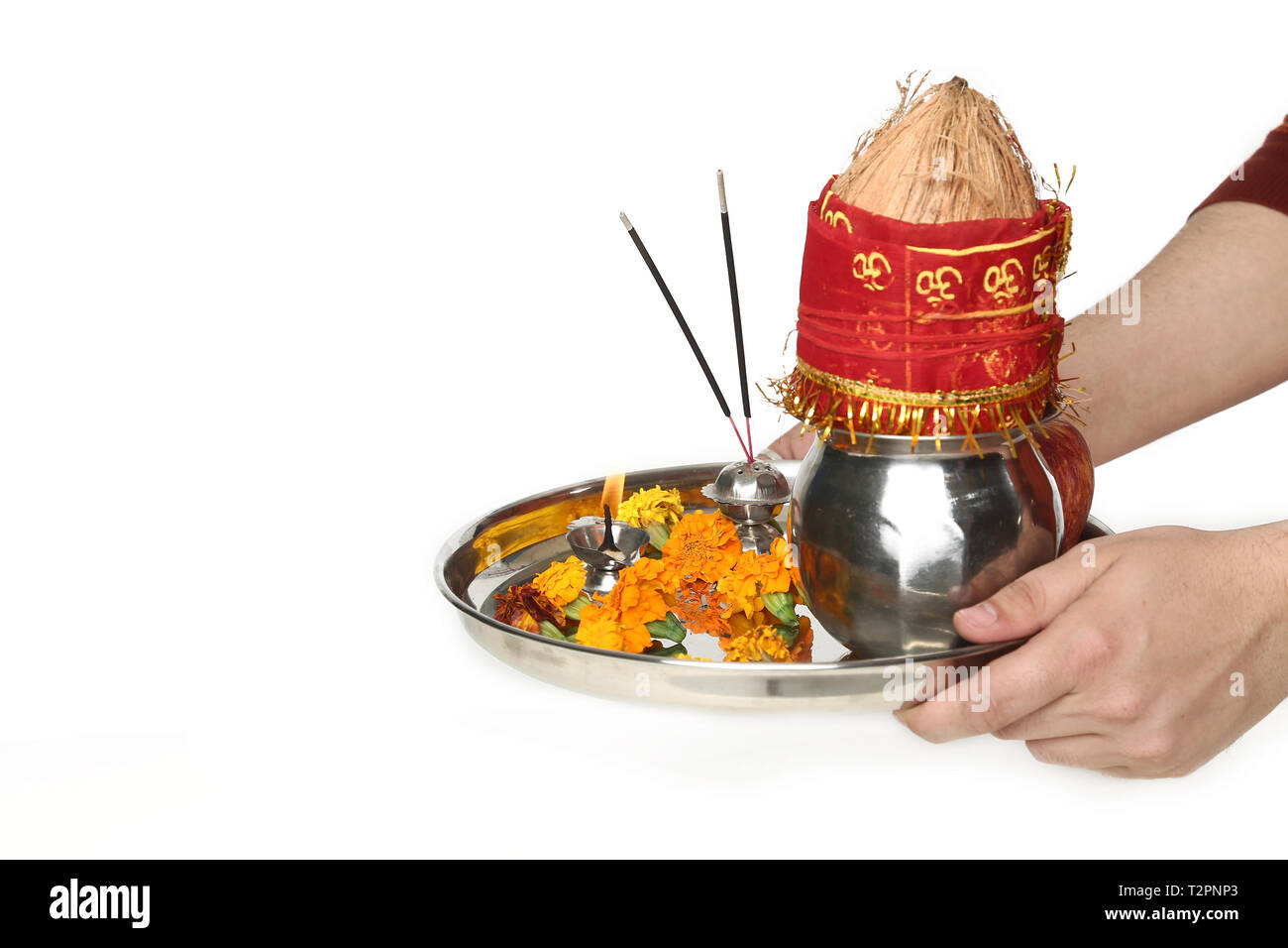 Portrait de la main est holding pooja thali pour festival navratri. Isolé sur le fond blanc. Banque D'Images