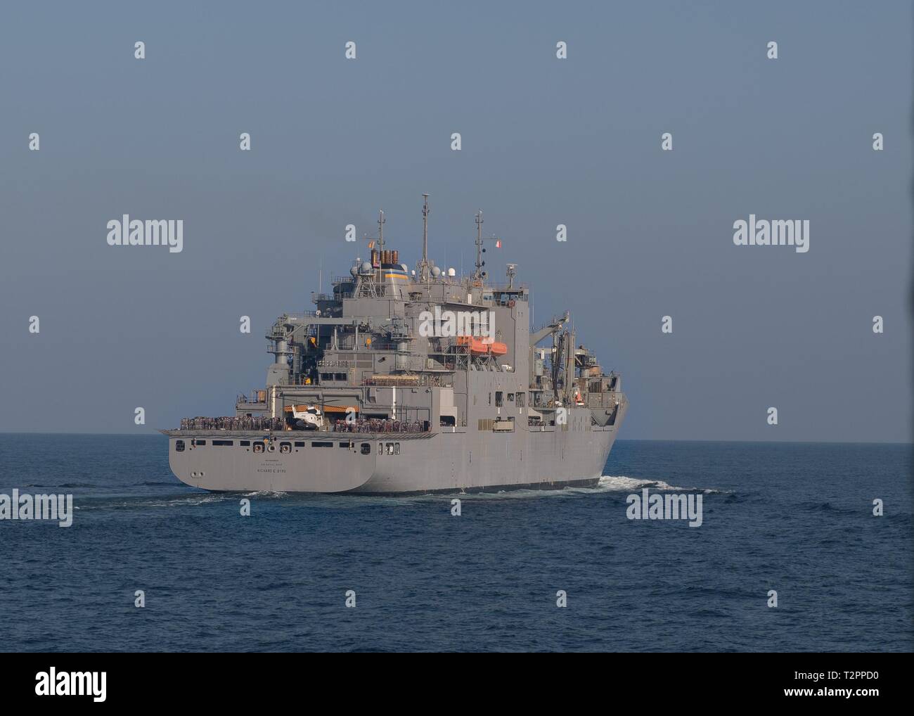 Les cargaisons sèches et de munitions ship USNS Richard E. Byrd (T-AKE 4) transite par la mer arabe, le 17 mars 2019. Le John C. Stennis dans le groupe est déployé pour la 7ème Flotte américaine zone d'opérations à l'appui de la sécurité et de la stabilité dans la région Indo-Pacifique. (U.S. Photo par marine Spécialiste de la communication de masse 3 classe Nick Bauer) Banque D'Images